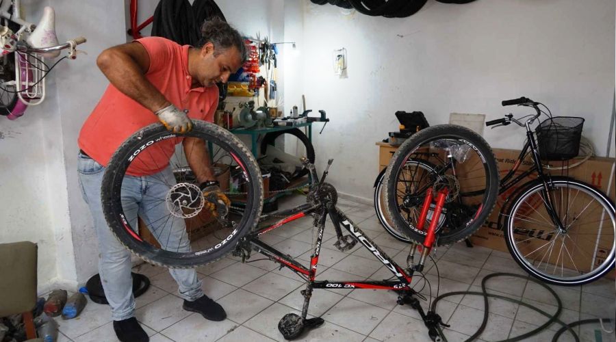 Bisikletleri ücretsiz tamir ediyor