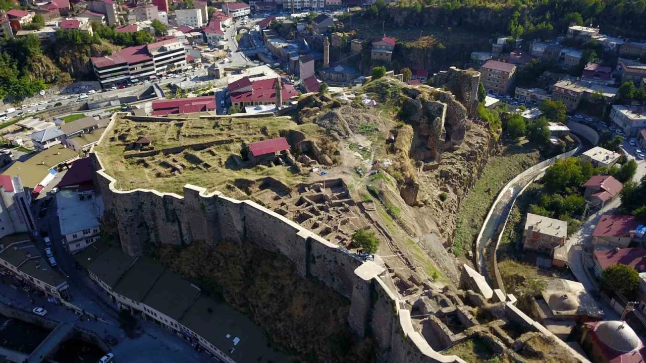 Bitlis Kalesi'ndeki kazlarda 500 yllk su knkleri bulundu