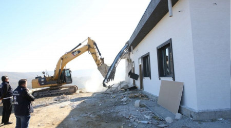 Bursa'da kaçak villalar yıkıldı