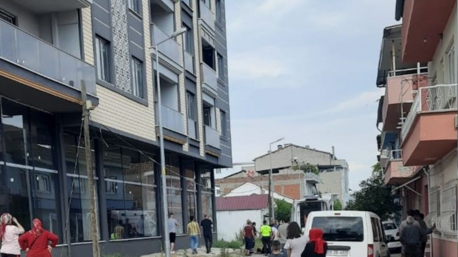 Cam balkon takan işçi, ikinci kattan düştü