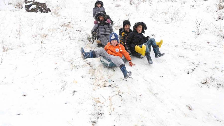 Çatak'ta çocukların bidonla kayma keyfi