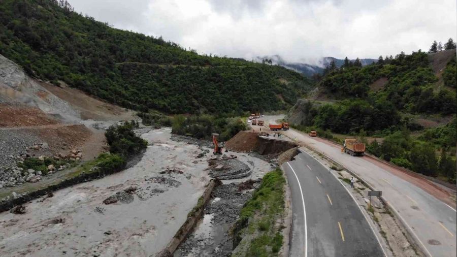 Çay yatağında çoğalan su kara yolunu çökertti