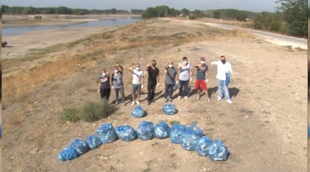 Çöplerle 'üzüntü' emojisi yazdılar