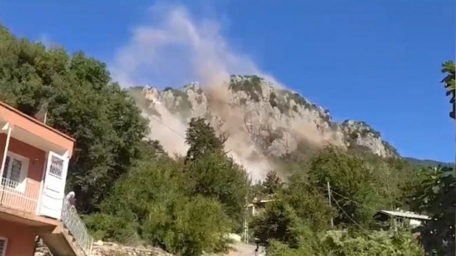 Deprem annda dalardan dev kayalar koptu