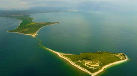 Doğa harikası Çarpanak Adası, yarımadaya dönüşüyor