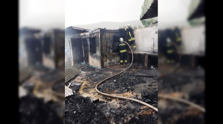 Düşen yıldırım evi kül etti