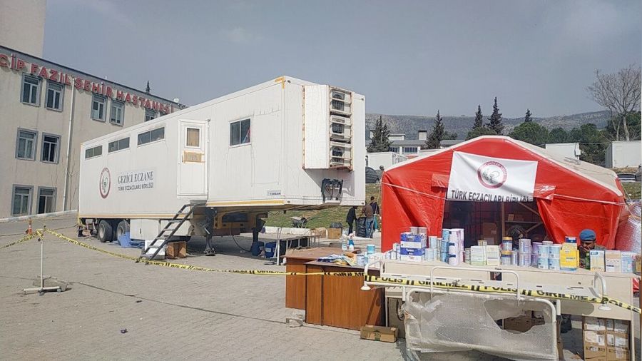 Eczacılar depremin yaralarını sarıyor