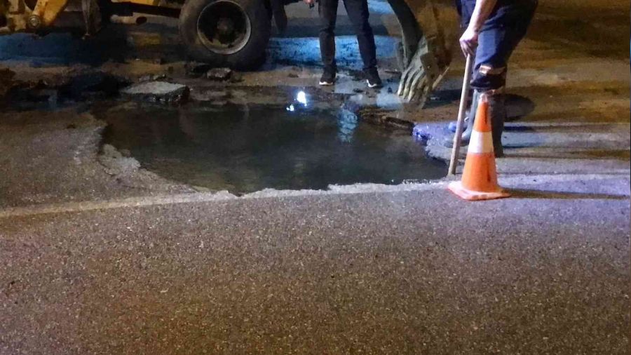 Edirne'de su borusu patladı, asfaltta metrelerce göçük oluştu