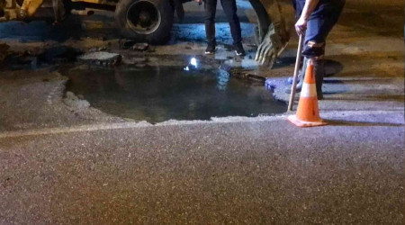 Edirne'de su borusu patladı, asfaltta metrelerce göçük oluştu