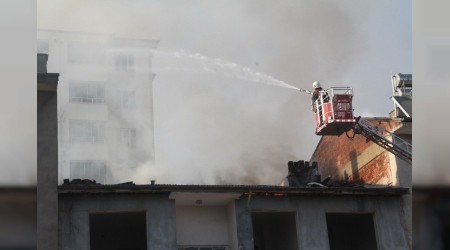 Elazığ'da çatı yangını 2 binaya sıçradı