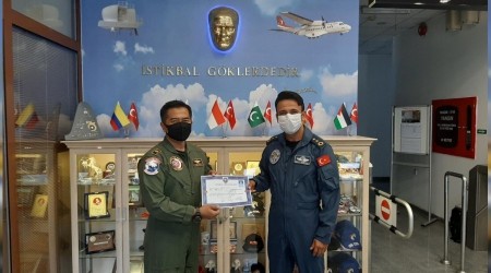 Endonezyalı pilotlar eğitim uçuşunda