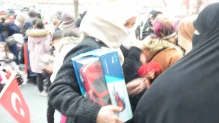 Erdoğan Batman'da çocuklara oyuncak Togg dağıttı