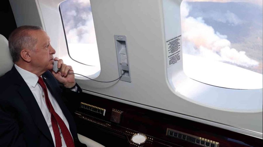 Erdoğan yangın bölgesini havadan inceledi