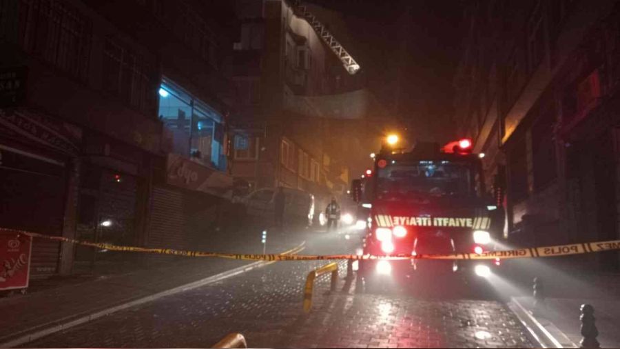 Fatih'te 4 katlı metruk bina yandı