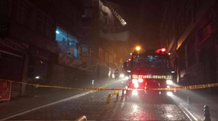 Fatih'te 4 katlı metruk bina yandı