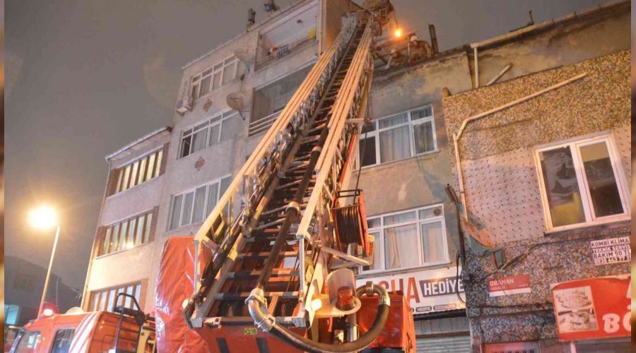 Fatih'te çatı katında yangın