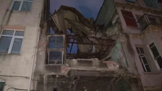 Fatih'te tarihi metruk bina çöktü