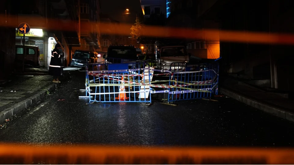 Gaziosmanpaşa'da sağanak sonrası yolda çökme meydana geldi
