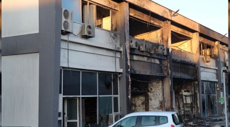 Geriye küle dönmüş dükkanlar kaldı