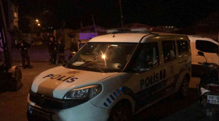 Gözaltı tepkisi: 1 polis yaralı