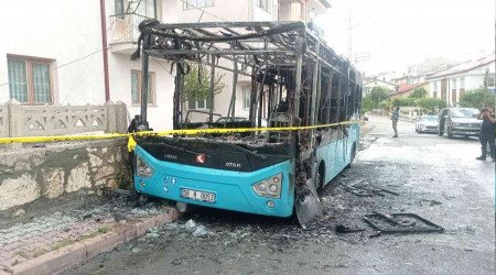 Halk otobüsü cayır cayır yandı