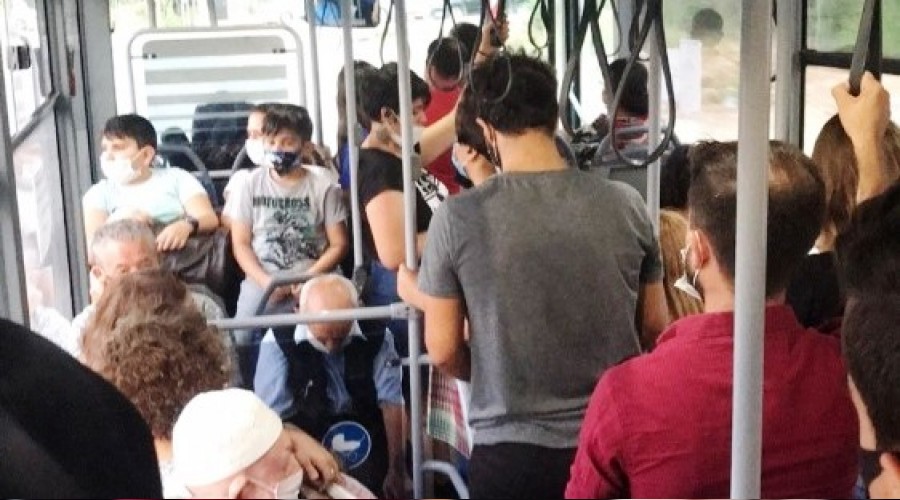 Halk otobüsünde sosyal mesafe hiçe sayıldı