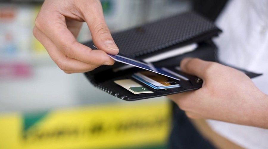 Her cüzdanda iki kredi kartı var