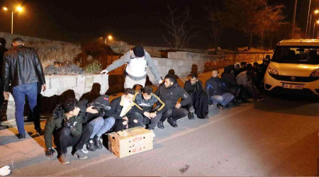 Her taraftan göçmen fışkırıyor