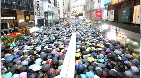 Hong Kong'da gsteriler durmuyor