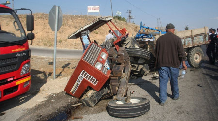 İkiye bölünen traktörden sağ çıktı