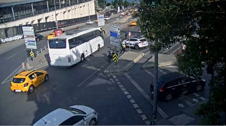 İstanbul'da film gibi olay kamerada: Alkollü taksici çarptığı polisi sürükleyip kaçtı