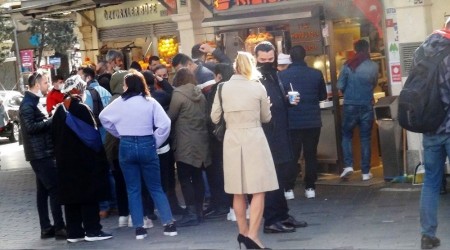 İstiklal Caddesi'nde yemek yeme yoğunluğu