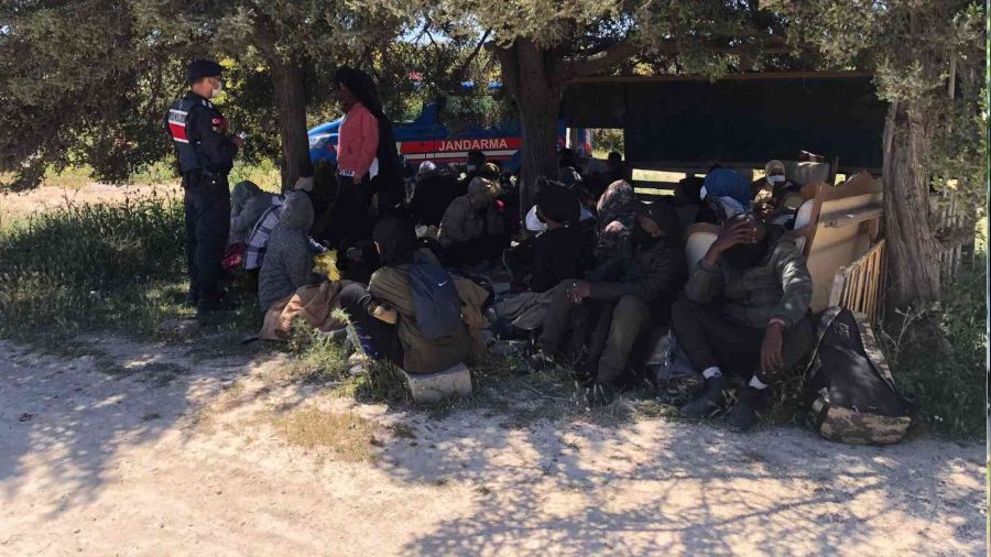 İzmir açıklarında 63 düzensiz göçmen yakalandı