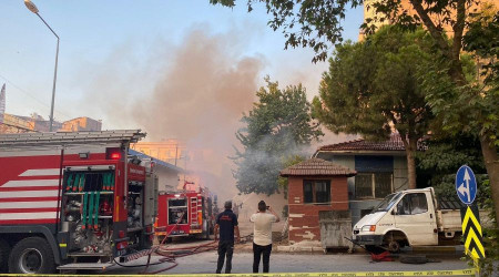 İzmir'de korkunç olay: Çatı çöktü, itfaiye eri alevlerin içine düştü