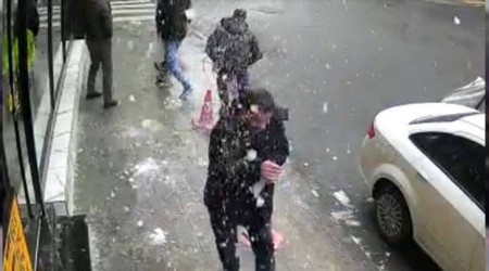 Kafasına buz parçası düşen kişi yaralandı