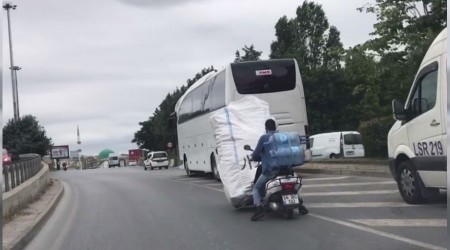 Kağıt toplayıcısına motosikleti ile yardım etti