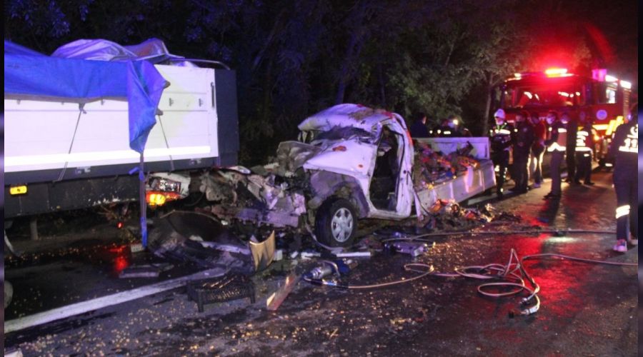 Kamyonet tıra çarpıp hurdaya döndü