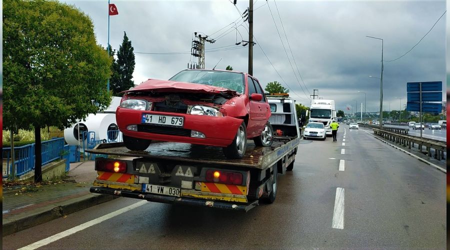 Kamyonun çarptığı otomobil tırın altına girdi