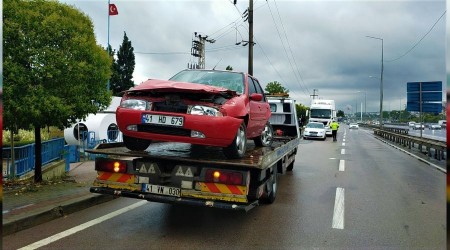 Kamyonun çarptığı otomobil tırın altına girdi