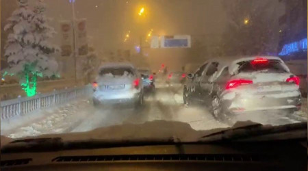 Kar yolları trafiğe kapattı