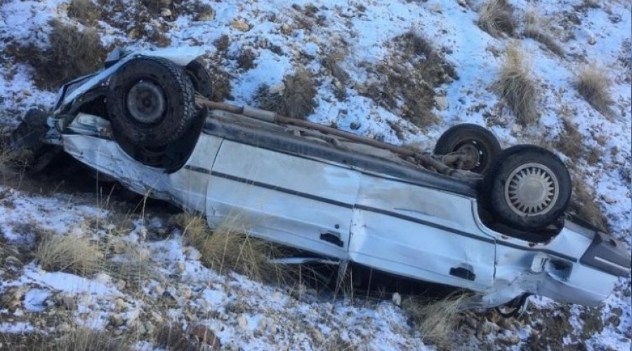 Karda kayan araç uçuruma yuvarlandı