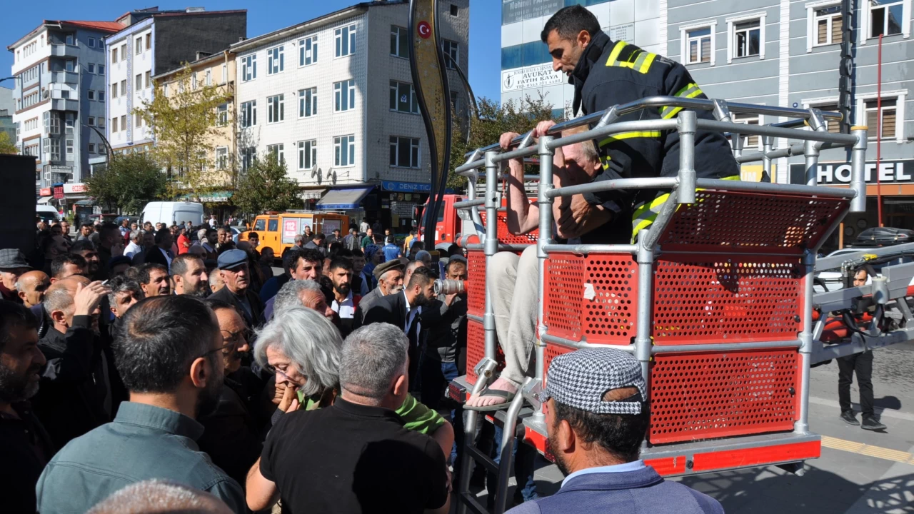 Kars'ta otelde çıkan yangın söndürüldü