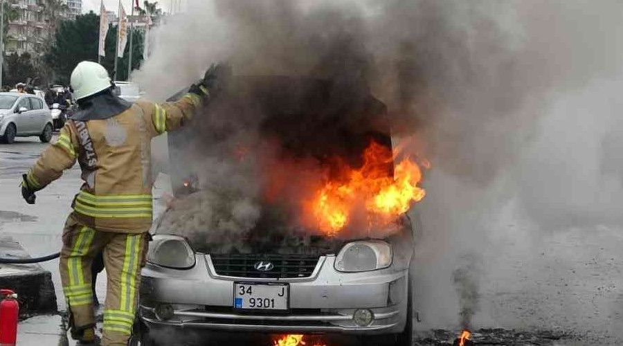 Kartal'da otomobil alev aldı, baba ve minik kızı kendisini dışarı attı