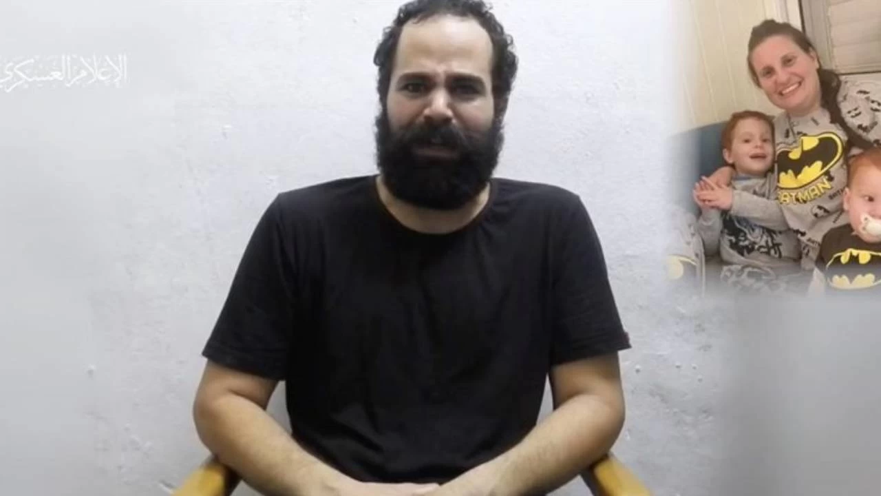 Kassam Tugayları, İsrail bombardımanında ailesi ölen İsrailli esirin yeni görüntülerini paylaştı