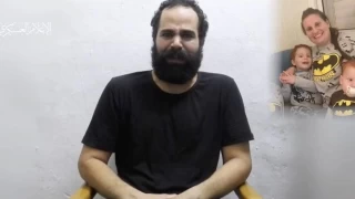 Kassam Tugayları, İsrail bombardımanında ailesi ölen İsrailli esirin yeni görüntülerini paylaştı