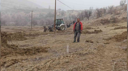 Kayısı bahçesinde çalışırken kara yakalandılar