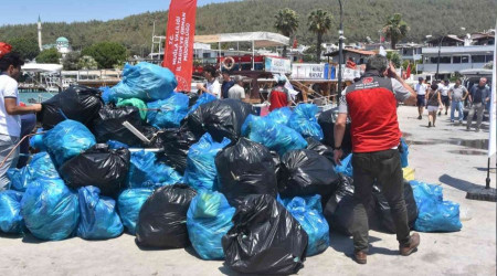 Kıyılardan ve denizden binlerce ton çöp çıktı