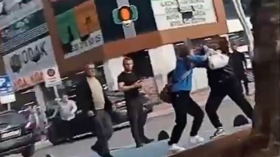 Kızlar silahla birbirine saldırdı