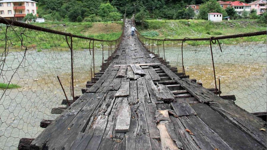 Köylüler asma köprülerinin yenilenmesini istiyor