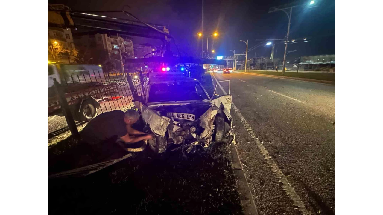 Malatya'da kontrolden çıkan Fiat Tofaş otomobil ortalığı savaş alanına çevirdi: 4 yaralı